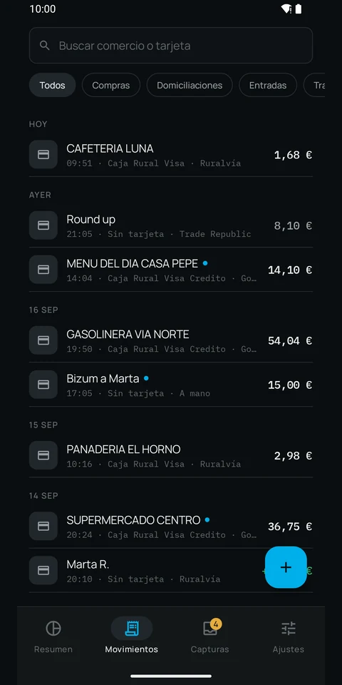 Pantalla de Movimientos: el historial agrupado por día, con buscador y filtros por compras, domiciliaciones, entradas y traspasos, y en cada línea el comercio, la tarjeta y la app que mandó el aviso.